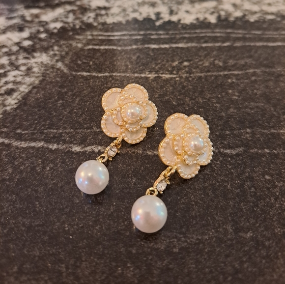 Flower earrings with dangling white pearl like beads - Picture 2 of 6